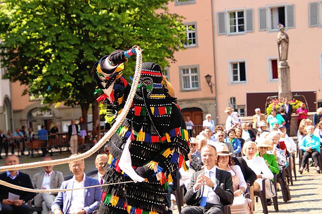 Der Überlinger Hänsele trägt vorne ein weißes Tuch, das Fazenetle.