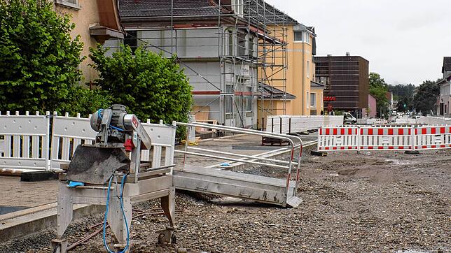 In der Murger Ortsdurchfahrt ist im Moment der südliche Gehweg zwischen Sparkasse und Friedhof in Bau.