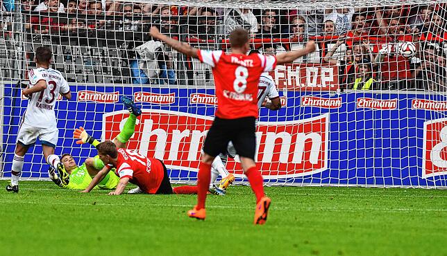 Nils Petersen (am Boden) erzielt den späten Siegtreffer gegen Bayern München.