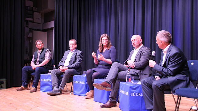 Die Landwirte Stefan Leichenauer, Karl-Heinz Mayer, Kerstin Mock und Andreas Deyer diskutierten auf der Bühne des Bürgerhauses Adler ...