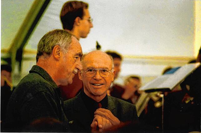 Walter Back im Zwiegespräch mit OB Günter Neurohr. Das Bild entstand bei der Eröffnung des Gewerbegebiets Nord im Oktober 1999.