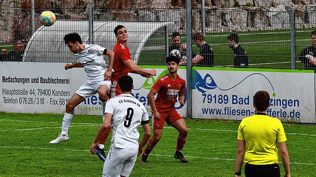 Unruheherd: Tim Siegin (Mitte) traf doppelt beim 3:1-Sieg des VfR Bad Bellingen gegen den FC Schönau.