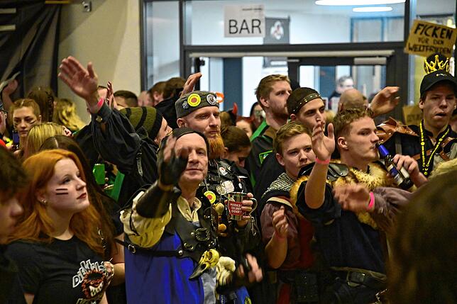 Bild 18: Schoaf-Hexen feiern wilde Partynacht