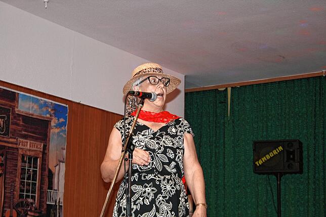 Bild 12: Gasthaus in Aftholderberg im Zeichen der Cowgirls – Schunkeln und Mitsingen beim Weiberball!