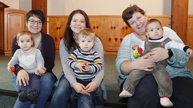 Die jüngste Generation der Kinderkrabbelgruppe der katholischen Frauengemeinschaft (von links): Julia Keller mit Eva, Alexandra Maier ...