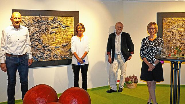 Mit einer Vernissage wurde die Ausstellung von Evelin Schertle im Schwarzwaldhaus der Sinne in Grafenhausen eröffnet. Von links: ...