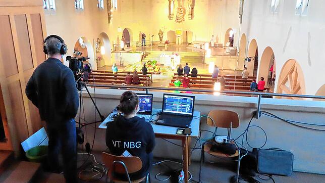 Stephan Kessler und Franziska Brecht bei der Arbeit am Livestream.