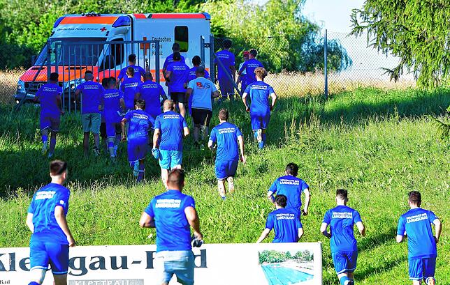 Respekt: Ehe die Spieler des FC Erzingen mit ihren Fans den Aufstieg bejubelten, verabschiedeten sie sich vom verletzten Angelo Armenio, ...
