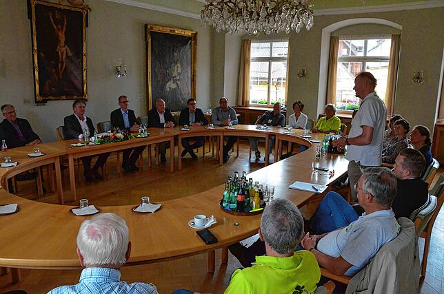 Die Gruppe aus Politikern, Vereinsvertretern und weiteren Besuchern sitzt am Ratstisch in Meersburg zusammen.