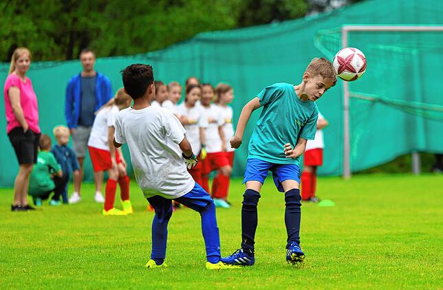 Bild 34: Beim großen Fußballturnier der Radolfzeller Grundschüler zeigen die Nachwuchskicker ihr Talent