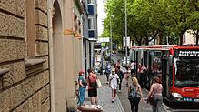 (Archivbild) Die Haltestelle Bürgerbüro auf der Unteren Laube. An dieser Haltestelle ist der Exhibitionist auf dem Fahrrad vorbeigefahren.