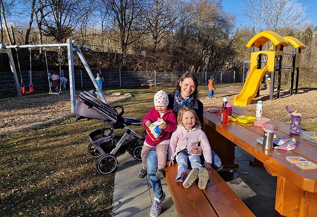 Mama Johanna Kaminski aus Donaueschingen besucht mit ihren Töchtern Nora (4) sowie Maria (1) gerne den kleinen Spielplatz in der ...