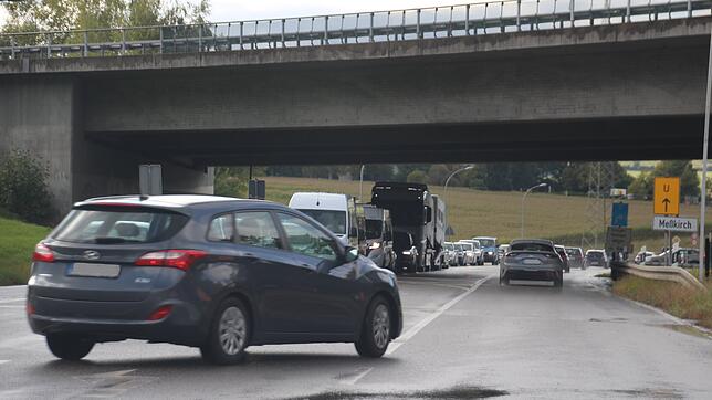 Zu leichten Wartezeiten kam es an der Autobahnauffahrt Stockach-Ost. Dort wird der Verkehr während der Bauzeit mit einer Ampel geregelt, ...