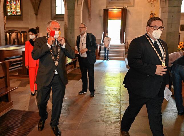 Zwei Mal Amtskette, zwei Mal Maske: OB Martin Staab und Bürgermeister Patrick Krauss aus Moos im Münster.