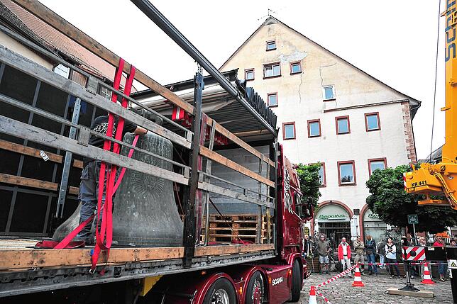 Bild 31: Eine spektakuläre Aktion: Die Münsterglocke wird in einer millimetergenauen Präzisionsarbeit aus dem Turm gehievt, zahlreiche Besucher schauen zu