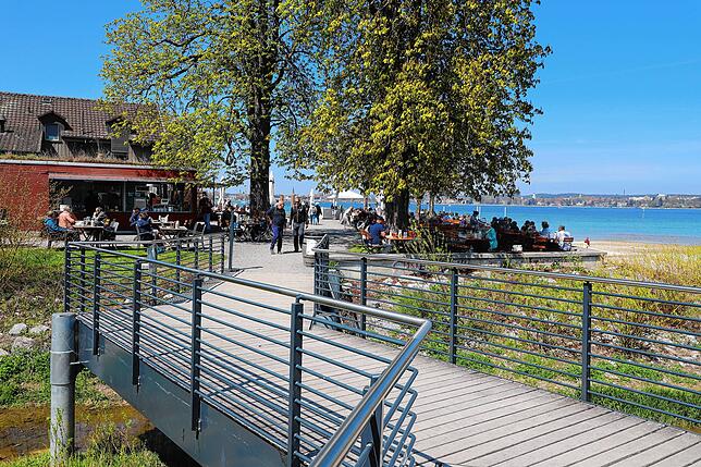 Ein voller Biergarten in Kreuzlingen am Wochenende – während in Konstanz alles zu bleiben muss.