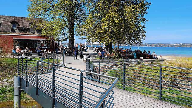 Ein voller Biergarten in Kreuzlingen am Wochenende &ndash; während in Konstanz alles zu bleiben muss.