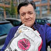 Hincooker Andreas Schuler mit seiner riesigen Überraschungstüte einer Konstanzer Bäckerei. Brötchen, Brot und süßer Plunder vom Vortag ...