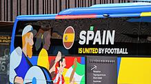 Der Bus der Spanischen Nationalmannschaft vor dem Öschberghof in Donaueschingen. Mit diesem wird das Team am Samstag abreisen – Richtung ...