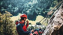 Hoch oben am Fels: Ein Mitglied der Bergwacht in Aktion. Foto: Bergwacht