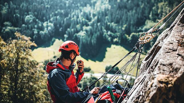Hoch oben am Fels: Ein Mitglied der Bergwacht in Aktion. Foto: Bergwacht