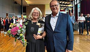 Oberbürgermeister Jürgen Roth (links) verabschiedete die langjährige Leiterin des Liegenschaftsamtes, Elke Zimmermann, in den Ruhestand. ...