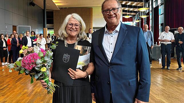 Oberbürgermeister Jürgen Roth (links) verabschiedete die langjährige Leiterin des Liegenschaftsamtes, Elke Zimmermann, in den Ruhestand. ...