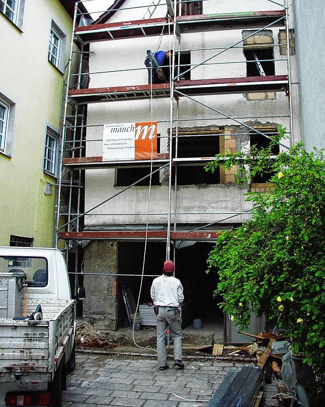 Unten war bei den Arbeiten alles offen. Dort wurde eine große Fensterfront eingebaut.