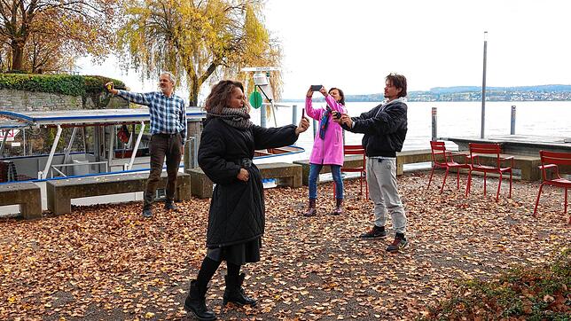 Carlos Goeschel, Diana Lukas, Bettina Dreiseitl und Lukas Müller (von links) nehmen die Umgebung des Mantelhafens mit Smartphones ins ...