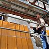 Bauherr Mathias Kreibich zeigt auf dem Gerüst, wo das ursprüngliche Fensterband des Erdgeschosses wiederhergestellt werden soll. Das ...