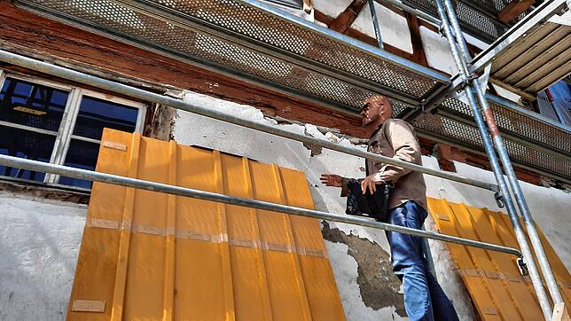 Bauherr Mathias Kreibich zeigt auf dem Gerüst, wo das ursprüngliche Fensterband des Erdgeschosses wiederhergestellt werden soll. Das ...