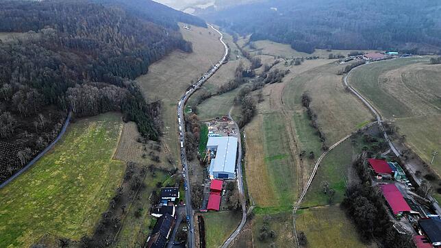 Für massive Verkehrsbeeinträchtigungen sorgte das Blitzeis am Dienstag, 23. Januar. Wie hier am Ortseingang Mauchen in Richtung Eggingen ...