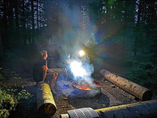Mika und seine Mutter genießen das Lagerfeuer.
