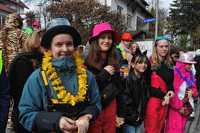 Bild 3: Narrenzunft Bitzenhofen trommelt unzählige Menschen am Festplatz in Bitzenhofen zusammen - das sind die Bilder