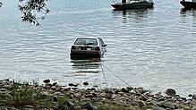 Das Auto wird aus dem See in Überlingen gezogen.