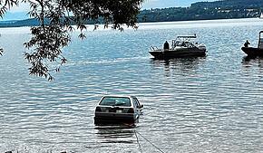 Das Auto wird aus dem See in Überlingen gezogen.