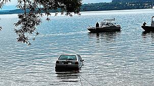 Das Auto wird aus dem See in Überlingen gezogen.