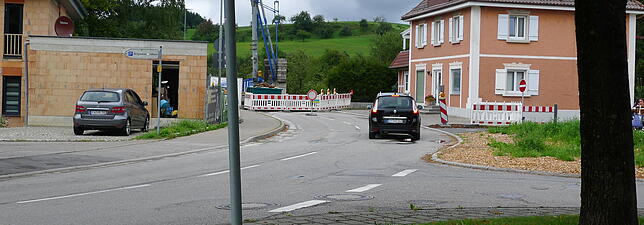 Autofahrer vertrauen auf ihr Navigationsgerät und nicht auf die Umleitungsschilder und stranden dann in Untersiggingen an der ...
