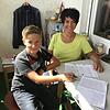 Ramona Schlegel aus Waldshut hilft ihrem neunjährigem Sohn Elias täglich bei den Hausaufgaben.
