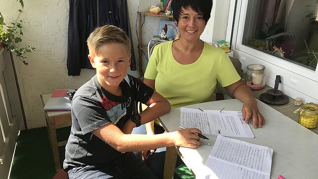 Ramona Schlegel aus Waldshut hilft ihrem neunjährigem Sohn Elias täglich bei den Hausaufgaben.