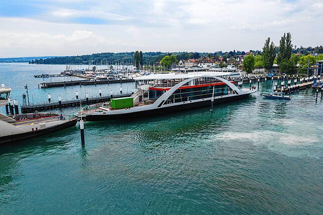 Die Autofähre Tabor (links) schiebt das neue Schwesterschiff auf seinen Platz im Fährhafen in Kosntanz-Staad.