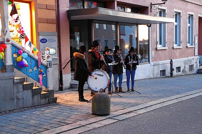Bild 3: Eine besondere Stockacher Fasnacht 2021 geht zu Ende: Im kleinen Kreis wurde sie zu Grabe getragen