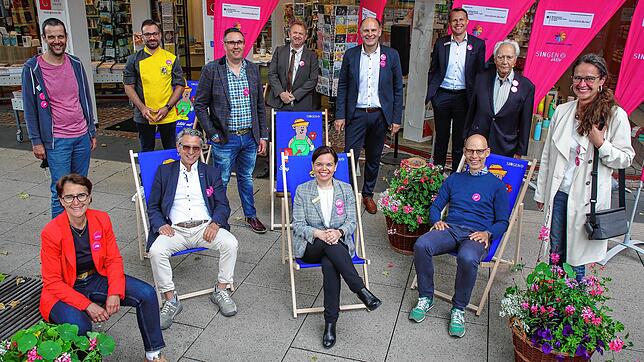 Gemeinsam für den Wiederstart des Singener Handels (stehend von links): Marcel Da Rin, Philipp Künz, Dirk Oehle, Klaus-Peter Wentzel, OB ...