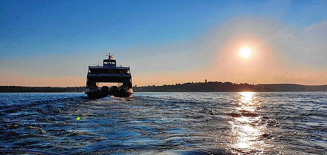 Der Sonne hinterher: Die Fähre auf dem Weg von Meersburg nach Konstanz. Wenige Stunden zuvor bot sich (noch an Land) ein ganz anderes ...