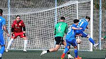Markus Müller (Hegauer FV, Nummer 21) wird hier abgeblockt, doch sein Teamkollege Mark Walz (Nummer 29) trifft zum überraschenden 1:0. ...