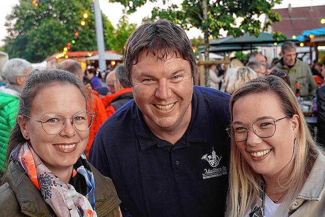 Bild 15: Gute Stimmung beim Auftakt des Weinfests in Bermatingen