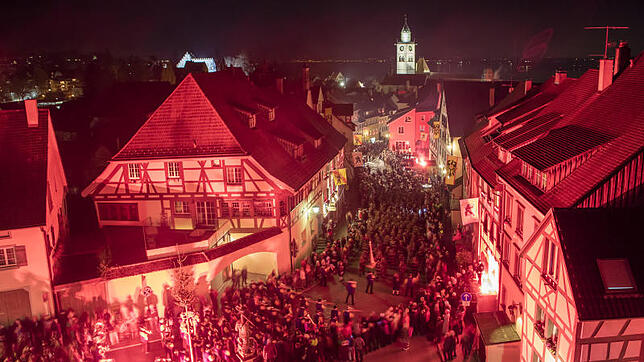 Atemberaubende Atmosphäre in Überlingen. Die roten Bengalfeuer sorgen für eine ganz besondere Stimmung. Bild: Achim Mende