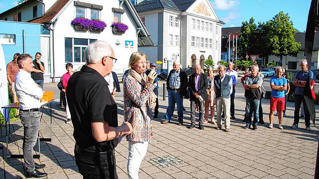 Landrätin Stefanie Bürkle stellte sich in Krauchenwies den Fragen der knapp 80 Bürgerinnen und Bürger zum geplanten Neubau einer ...