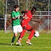 Das Duell zwischen dem FC Bräunlingen (Chris Ketterer, links) und dem FC Pfaffenweiler (Jallow Saja) endete mit einem späten 1:1.