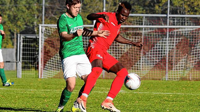 Das Duell zwischen dem FC Bräunlingen (Chris Ketterer, links) und dem FC Pfaffenweiler (Jallow Saja) endete mit einem späten 1:1.